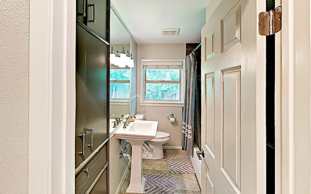 3BR 2BA Remodeled Rosedale House by RedAwning
