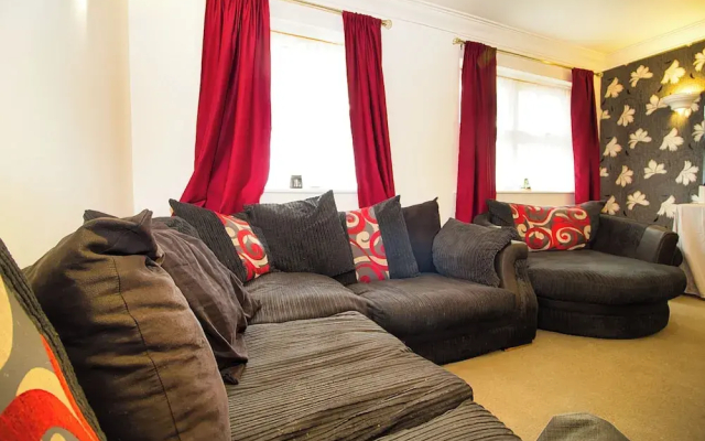 3 Bed Semi - Sleeps 5 - Parking - Pets - Garden