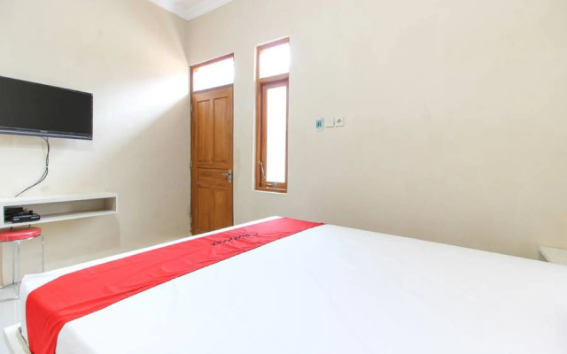 RedDoorz near Balekambang City Park