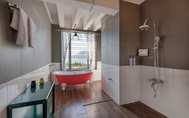 CosmicStays Afita Mohari-Solar Powered Lakehouse