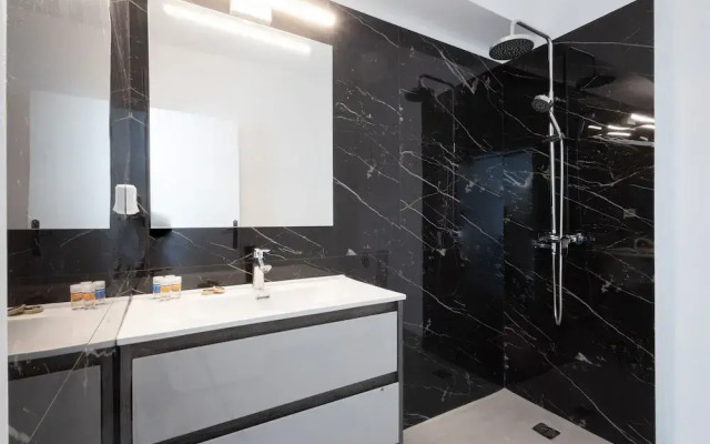 Spacious Urban Retreat Central 2-bedroom Haven for 8