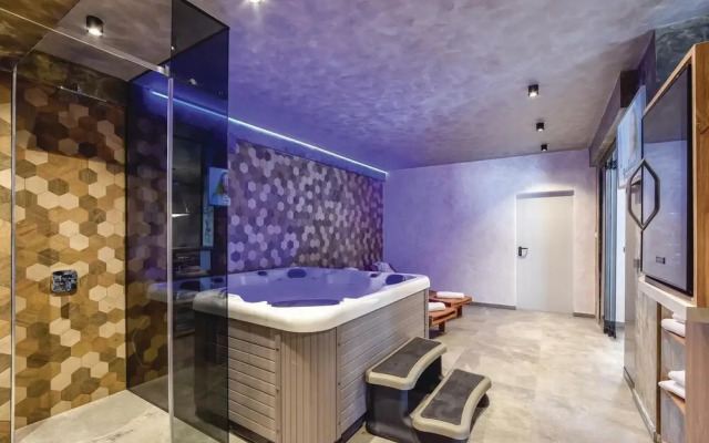 Beautiful Home in Stobrec With Jacuzzi, Wifi and 8 Bedrooms