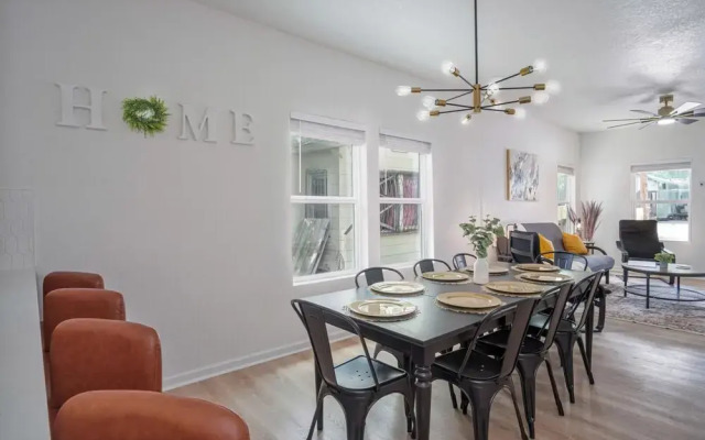Vibrant 4br/3ba Oasis Near Happy Downtown!