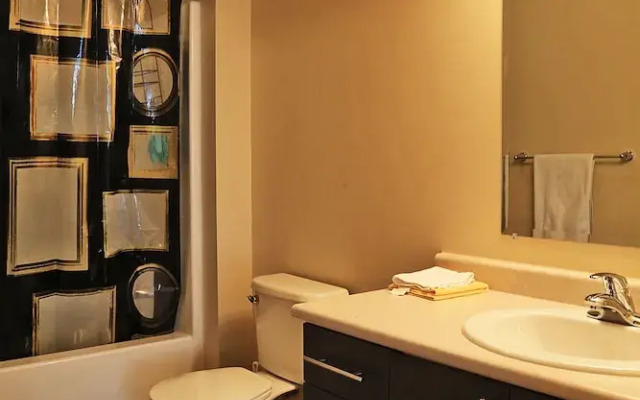 Vibrant Flat 10 min drive downtown