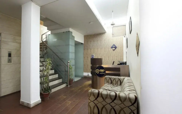 OYO 2216 Hotel Live Inn