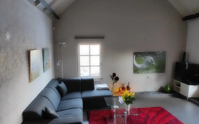 Room-room to Rent With own Entrance, liv