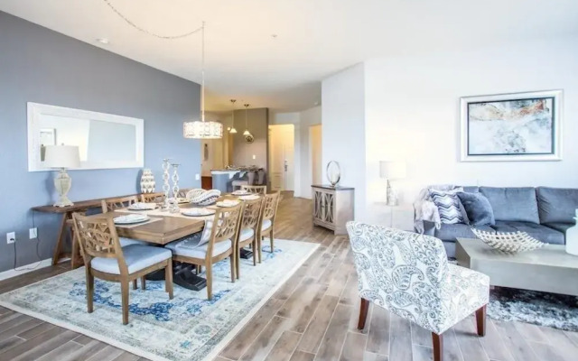 Lakeview Penthouse Elegance 3 Bedroom Condo by RedAwning