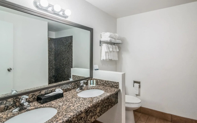 Quality Inn & Suites near Downtown Bakersfield