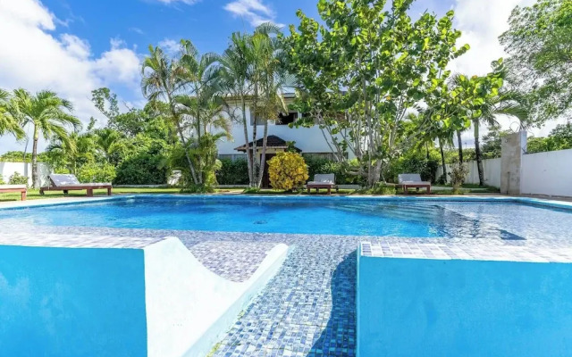 Natural Pool Villa Perfect for Families