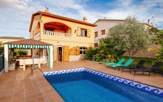 Luxurious Holiday Home in Vendrell With Swimming Pool