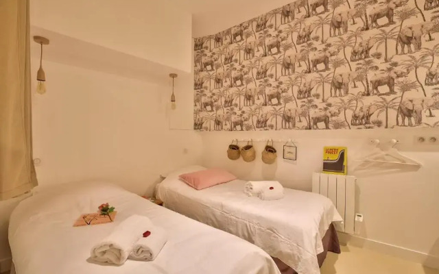 New Stunning 4 Bdrs Apt, With AC – Le Marais