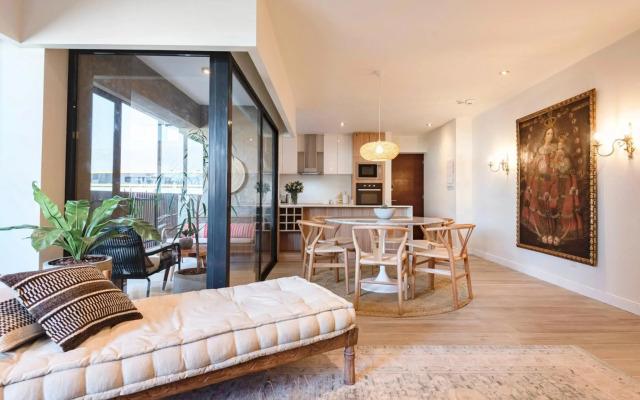 ✶ Maras Residence ✶ LUXURY Rooftop Pool & Grill