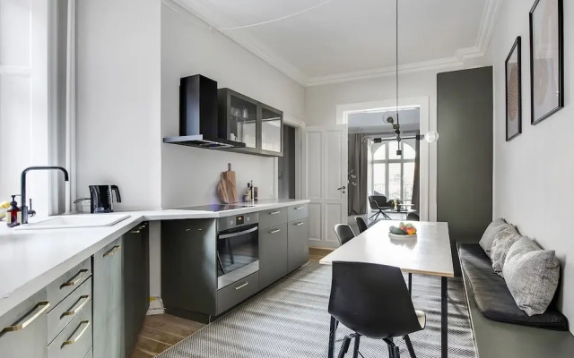 Sanders Promenade - Chic 2-bdr Apt w Water View