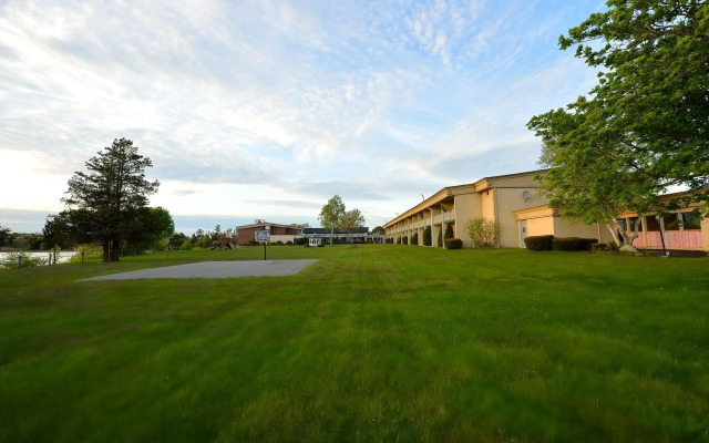 Riverview Inn & Suites