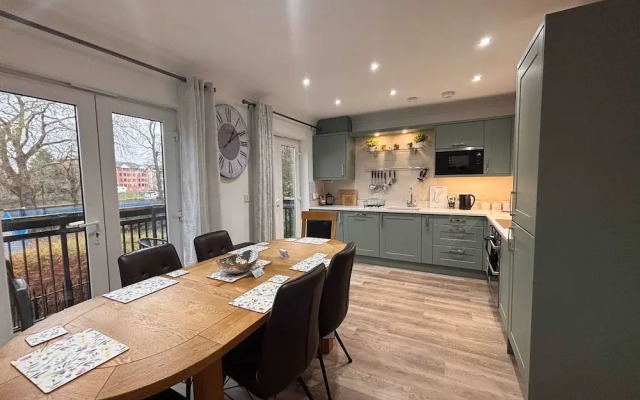 Blue Bridge View - Sleeps 7 With Free Parking