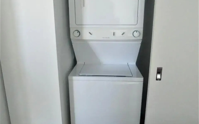 Luxury skyline condo in downtown FREE 24/7 parking