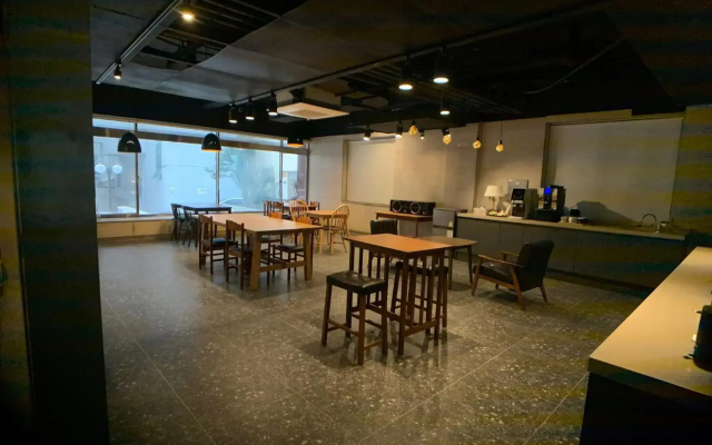 Renaissance Hotel - Hostel