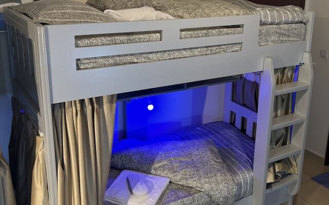 Robin Beach Hostel JBR