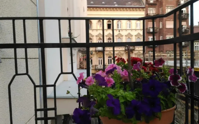 3 bedrooms suite, 2 bathrooms, balcony at Opera