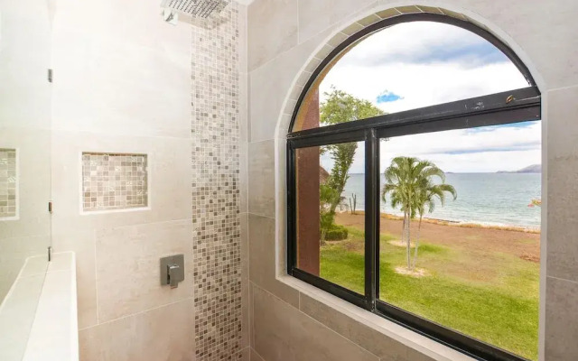 Spectacular - spacious unit in Flamingo in front of the beach