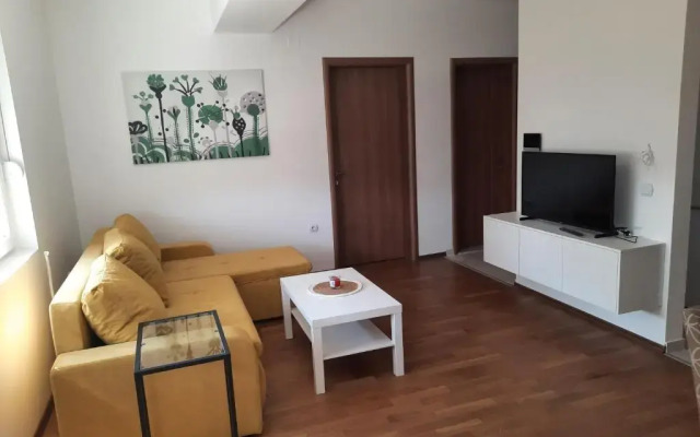 New modern 1 bedroom apartment with free parking