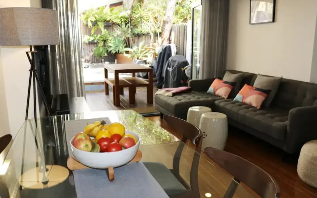 Elegant 2 Bedroom House in Inner City Oasis