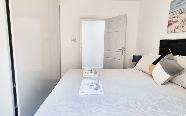 Stylish & Modern 2BR Flat
