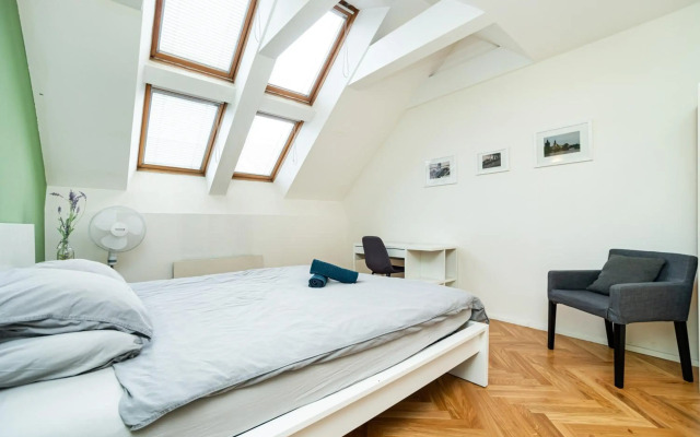 Central, Spacious, Modern 5 Bedrm duplex w/Balcony