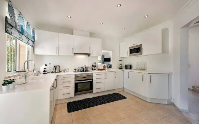 4 Bedrooms Private Pool Close To All Amenities