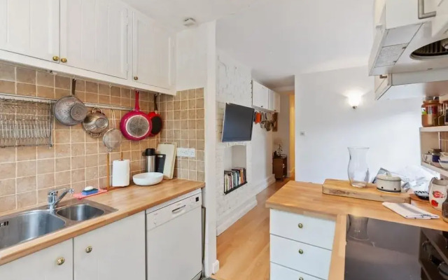 Lovely 2 Bed Apt W/patio nr Shepherd's Bush