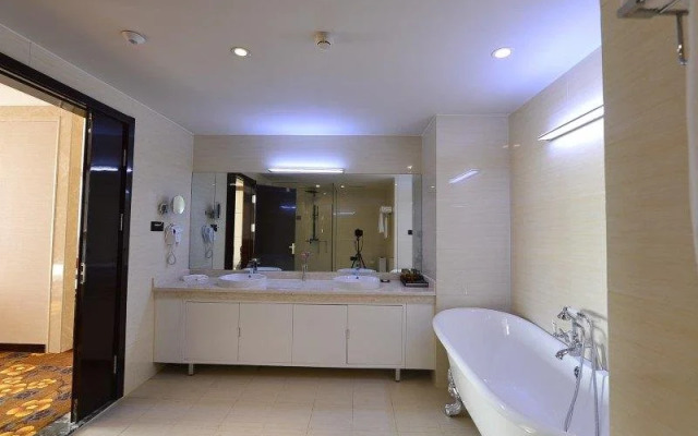 Huang He  International   Hotel