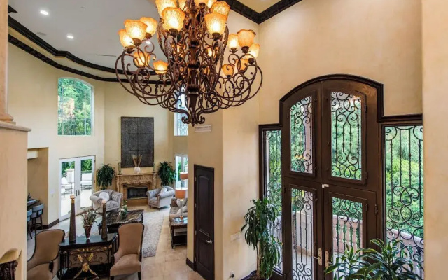 Robmar Mansion - Beverly Hills Mediterranean Estate With Pool & Sport Court