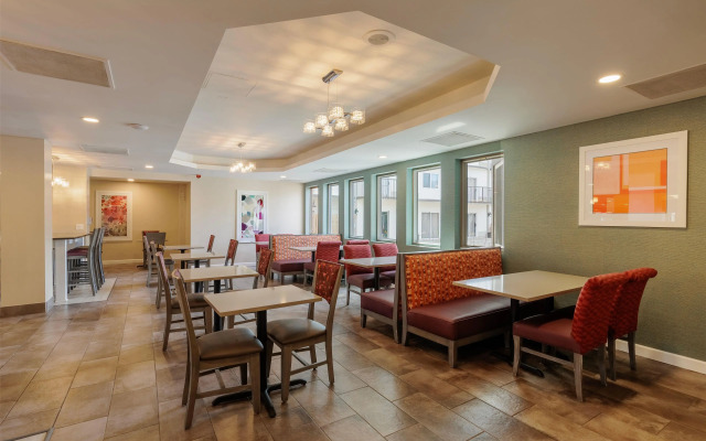 Orangewood Inn & Suites Kansas City Airport