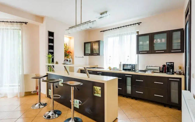 Flora Luxury House