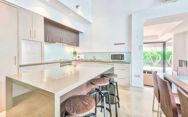 Spacious Home In New Farm For 6 W/ Parking