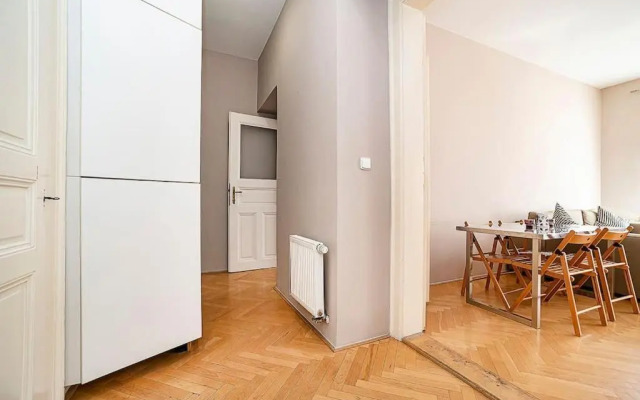 Cozy and sunny apartment in uptown