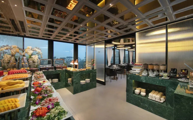 Le Premier Hotel & Rooftop Bar