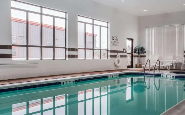 Comfort Inn & Suites Farmington - Victor