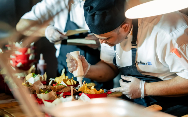 Отель Radisson Blu Hotel, Dubai Canal View