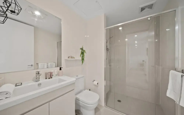 Elegant 2-bed With Pool, Alfresco Dining & Balcony