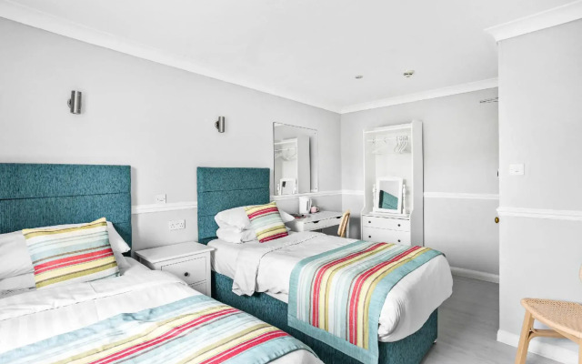 Waters Edge Hotel