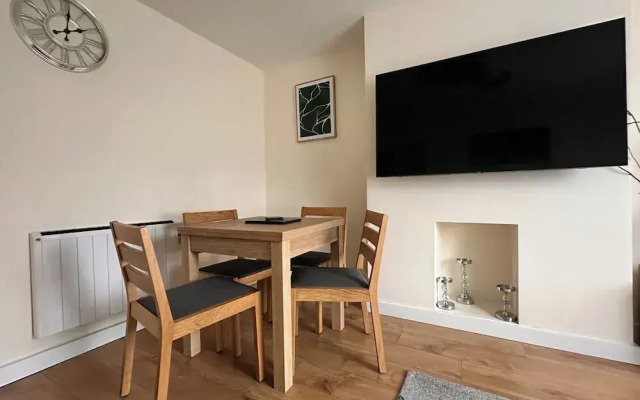 2 Bedroom Apartment-sleeps 6-parking-wifi
