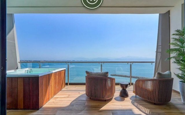 Luxury Oceanfront 3 BR Condo With Balcony
