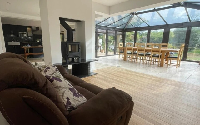 Remarkable 8 Bed Family House Sleeping 16 w/ Pool