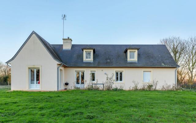 Tranquil Holiday Home in Englesqueville-la-percee With Garden