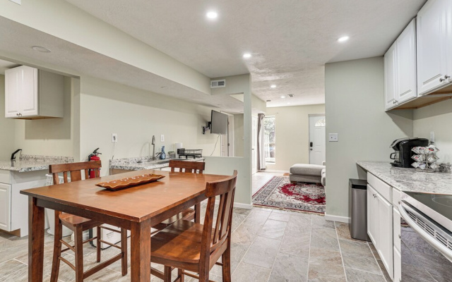 Near Bruce's Field, Downtown & Hospital! Cozy Unit