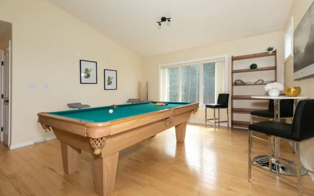 LUXURIOUS 5-Br Acreage | Year-Round Heated Pool & HotTub | Mtn View | Pool Table