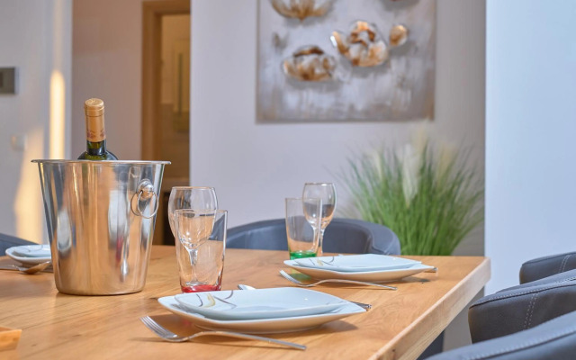 M Entire floor in a spacious house with pool