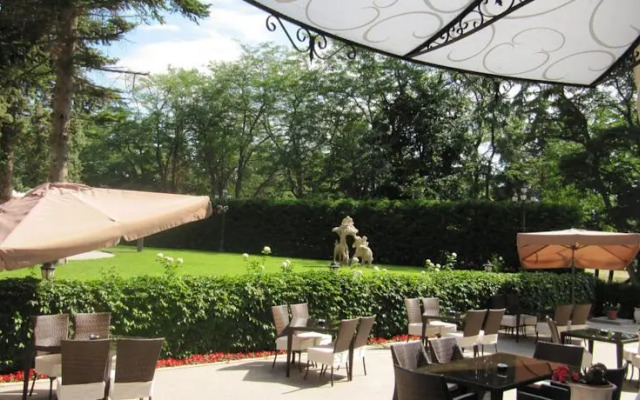 Purple Star Apartments