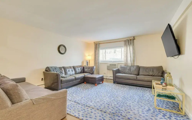 Walk to Train: Convenient Skokie Condo!